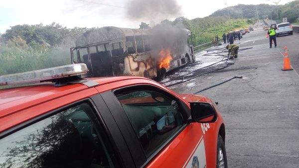 Bomberos atienden incendio de un bus en el corredor norte.