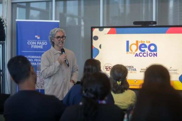 Capacitan a emprendedores de la industria creativa.