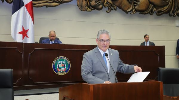 Ministro de la presidencia presenta proyecto de ley de uso de etanol en la gasolina.