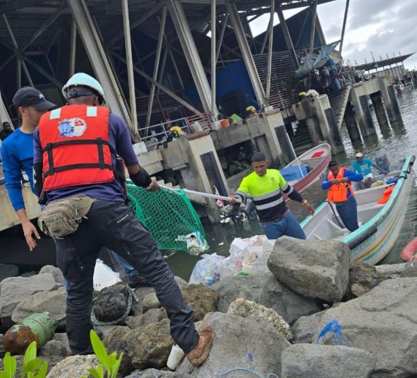 Recogen basura en Muelle Panamá.