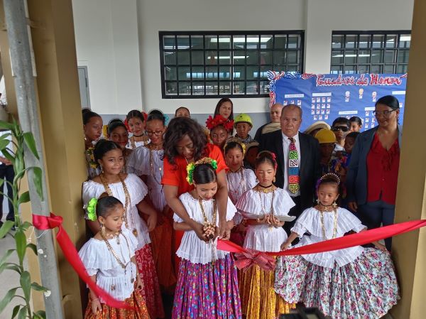 Momentos en que niños de Colón inauguran nueva escuela.