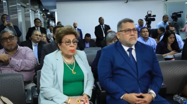 Magistrados designados son evaluados en la comisión de credenciales.