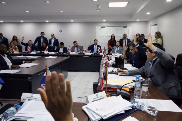 Momento en que aprueban en primer debate el presupuesto general del estado 2025.