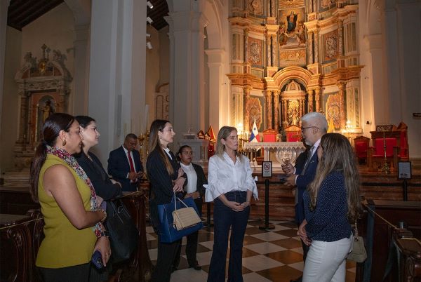Primera Dama de Paraguay visita la Catedral Metropolitana.