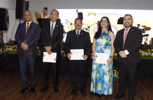 SPIA en su aniversario galardona al Ministro de Vivienda.