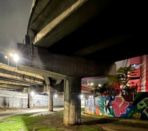Iluminación del puente de la 5 de mayo le da un mejor aspecto a la zona.