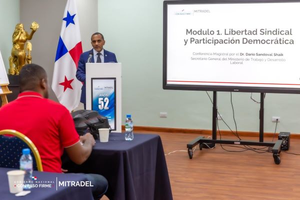 Sindicalistas reciben capacitación sobre seguro educativo.