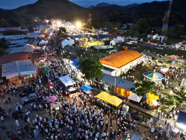 Un lleno total se observo en el festival del Sombrero Pintao.