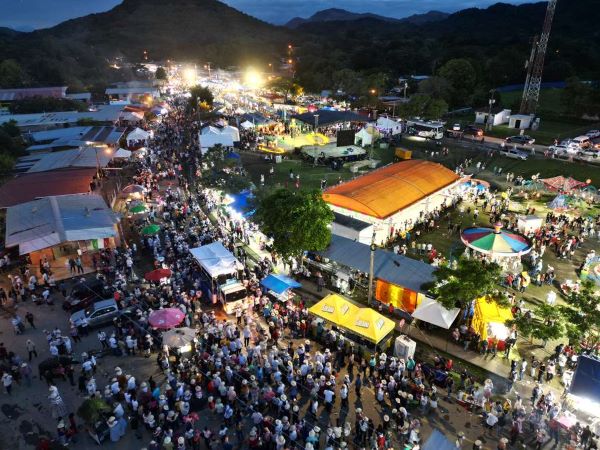 Un lleno total se observo en el festival del Sombrero Pintao.