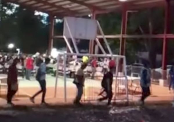 Personas madrugan para conseguir un empleo en Minera Panamá.