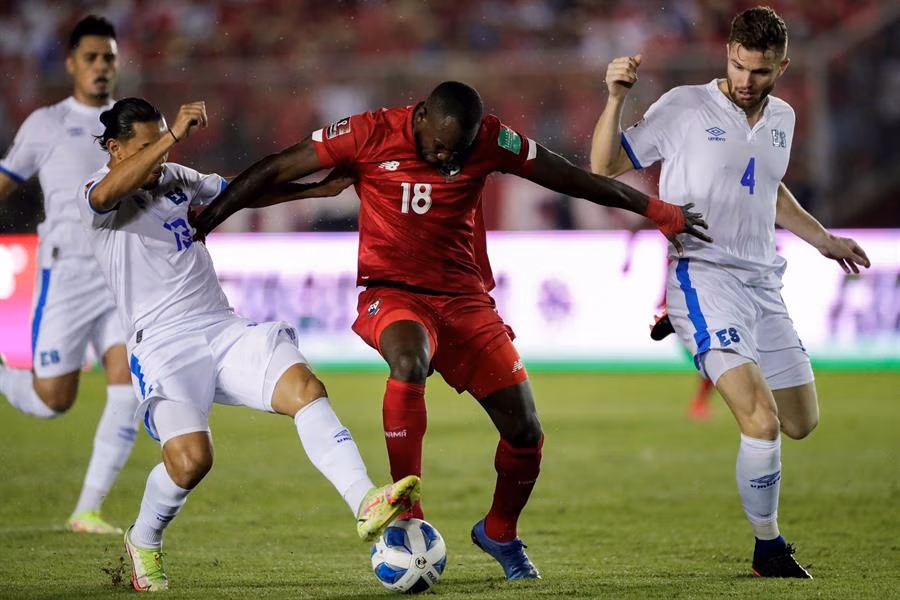 Panameños y salvadoreños disputándose el balón en partido de eliminatorias.
