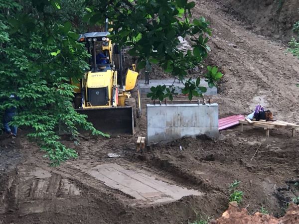 Construyen zarzos para pasar a las escuelas.