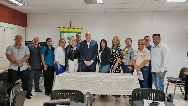 El programa SEIS está establecido en distintas instalaciones del MINSA, para ofrecer a la población, beneficios como: un expediente clínico electrónico único a nivel nacional, la integración de los subsistemas de información del MINSA y otros.