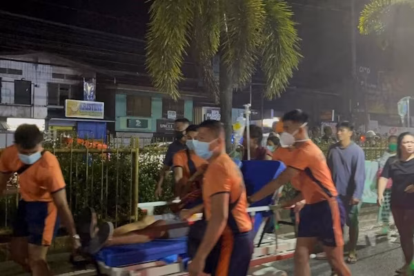 Una réplica de magnitud 6,7 sacudió la isla filipina meridional de Mindanao, activando la alerta de tsunami, luego de un primer terremoto de magnitud 7,4, que dejó fallecidos.
