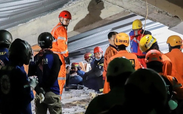 Al menos 91 personas permanecen desaparecidas, tras derrumbe de un internado de estudios islámicos en Indonesia, mientras continúan las tareas de búsqueda.