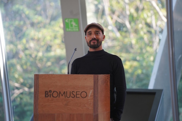 El biólogo y docente Rodolfo Flores, recibió el Premio Pilares del Biomuseo 2025 por su notable trabajo en la difusión del conocimiento científico y la conservación de la flora panameña.