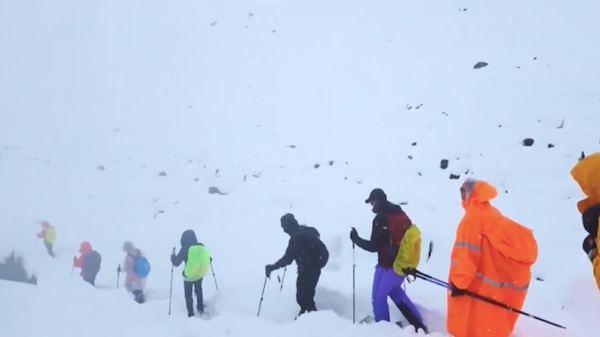 Al menos 350 personas que realizaban una ruta de senderismo en el Tíbet han sido evacuadas "sanas y salvas" luego que una tormenta de nieve azotara los alrededores del monte Everest.