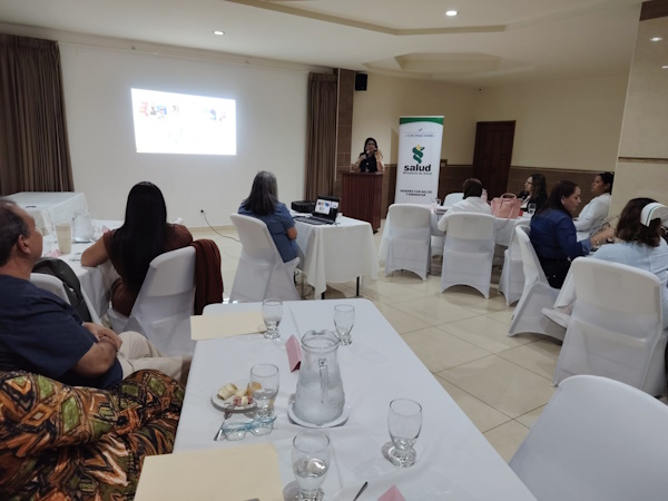 Grupo de médicos, enfermeras, nutricionistas y educadores para la salud del MINSA, región de Chiriquí, participan en un taller donde se muestran avances de las diversas estrategias destinadas a detener la creciente incidencia de la obesidad y sobrepeso.