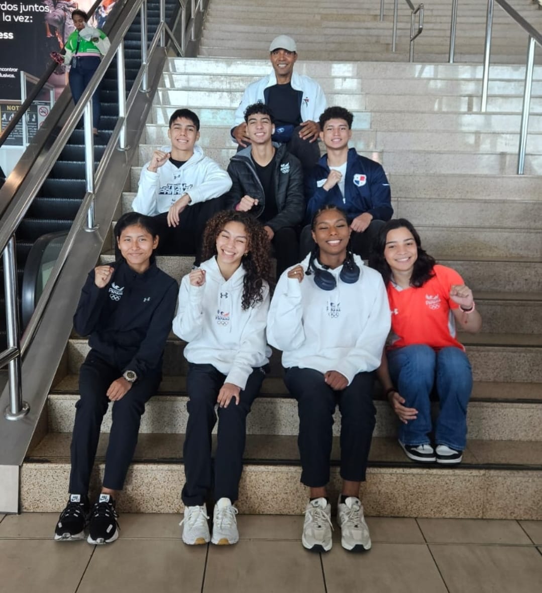 Delegación panameña posan sentados en una escalera antes del viaje al internacional de Taekwondo en México.