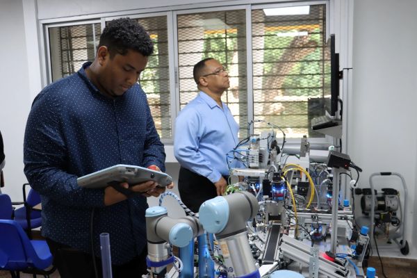 La UP forma en la Facultad de Informática, Electrónica y Comunicación, a profesionales de la “Mecatrónica”, una especialidad fundamental para el crecimiento de la industria 4.0 en Panamá y la región.