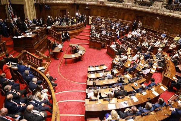 Uruguay legalizó la eutanasia mediante la votación del proyecto de ley de Muerte Digna, llevada a cabo en la Cámara de Senadores.