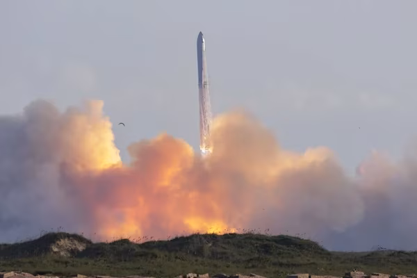 SpaceX, la compañía fundada por Elon Musk, lanzó su undécimo Starship -el cohete más grande y poderoso jamás construido- desde Starbase, Texas, cuyo objetivo es llevar humanos a la Luna y Marte.