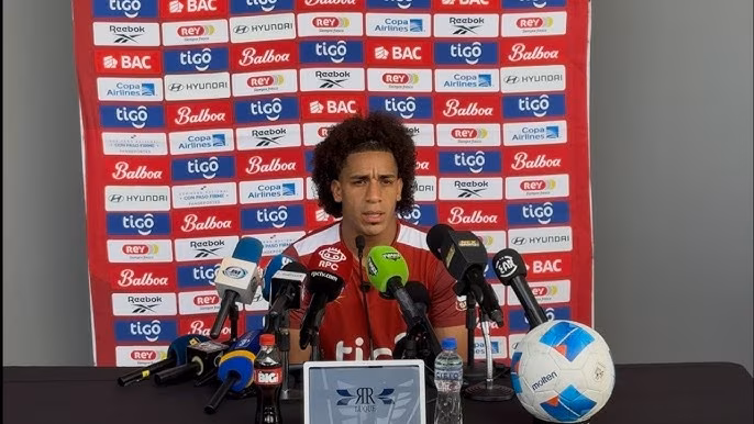 Adalberto "coco" Carrasquilla dando declaraciones en conferencia de prensa antes del partido Panamá Surinam.