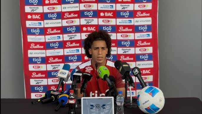 Adalberto "coco" Carrasquilla dando declaraciones en conferencia de prensa antes del partido Panamá Surinam.
