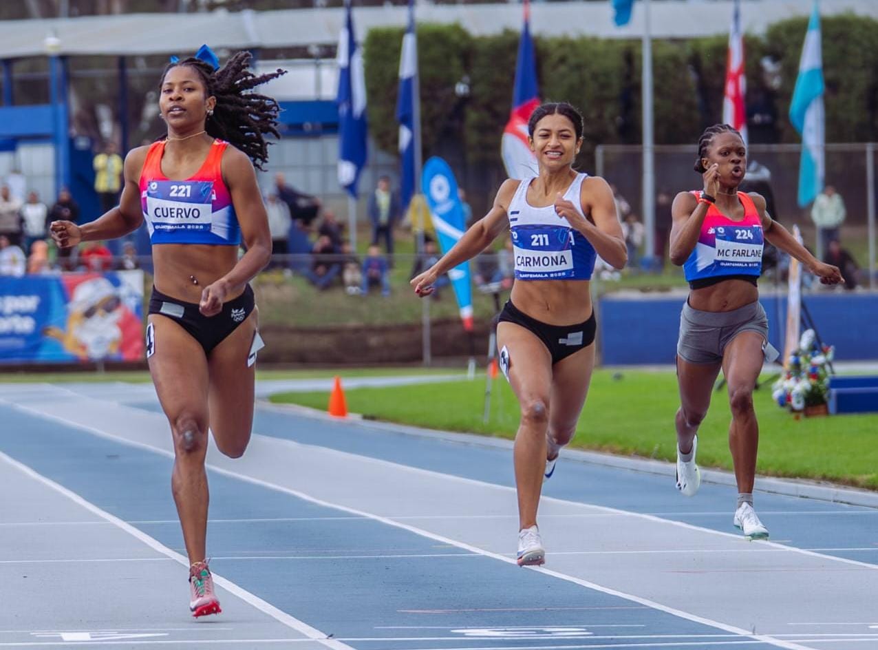 Panameños en la pista de atletismo en acción llegando a la meta de los Juegos Centroamericanos.