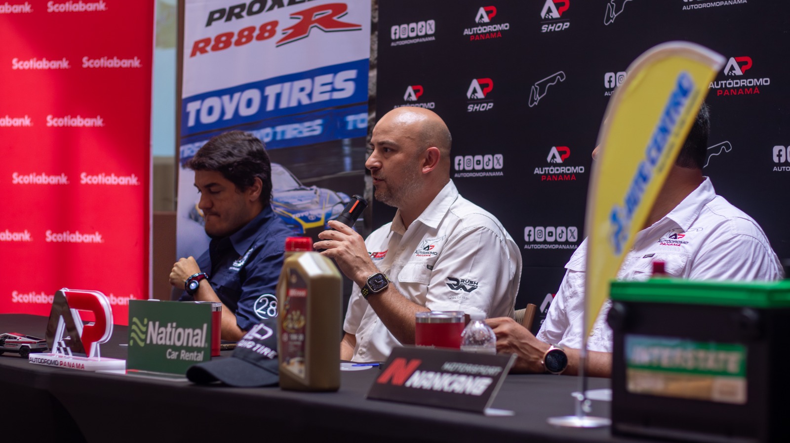 Conferencia de prensa en la mesa principal sentada las autoridades dando detalles de la gran final de la carrera internacional.