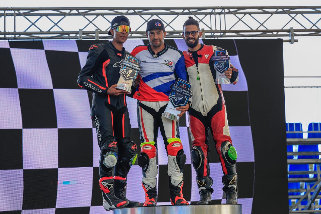 Corredores ganadores posan en el pódium en la carrera de Velocidad del autódromo de Panamá.