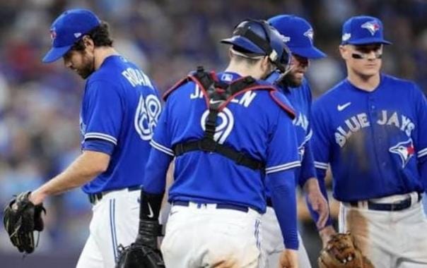 Los Azulejos de Toronto celebrando la victoria en el terreno de juego ante Los Marineros de Seattle.