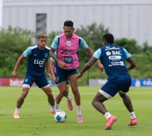 Selección de Panamá entrenando en el Centro de Alto Rendimiento de Pandeportes previo al partido ante Surinam.