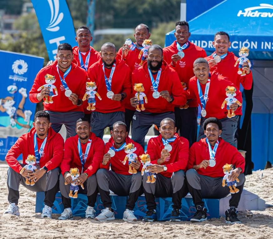 Equipo panameño de Fútbol Playa posando para la foto con sus medallas de plata.