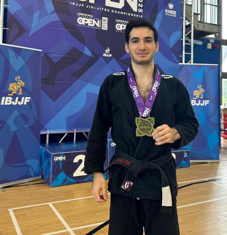 Jorge Calviño posando con su medalla de bronce para Panamá en el London Fall Internacional Open 2025.