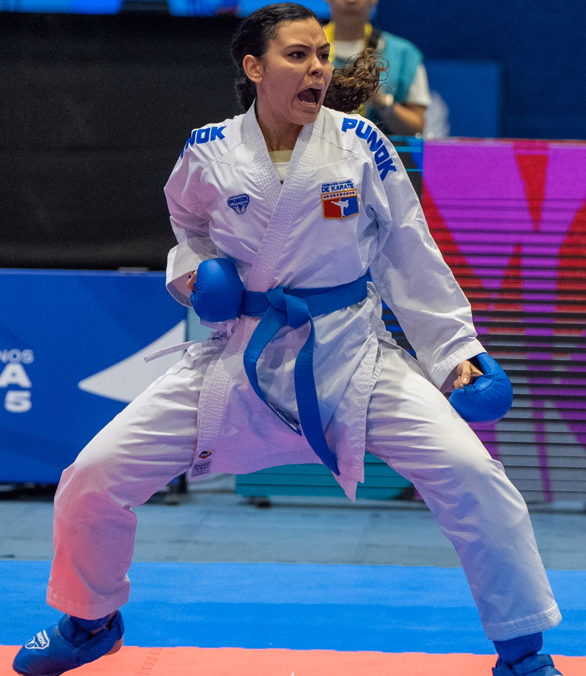 karateca panameña en acción en los juegos Centroamericanos de Guatemala