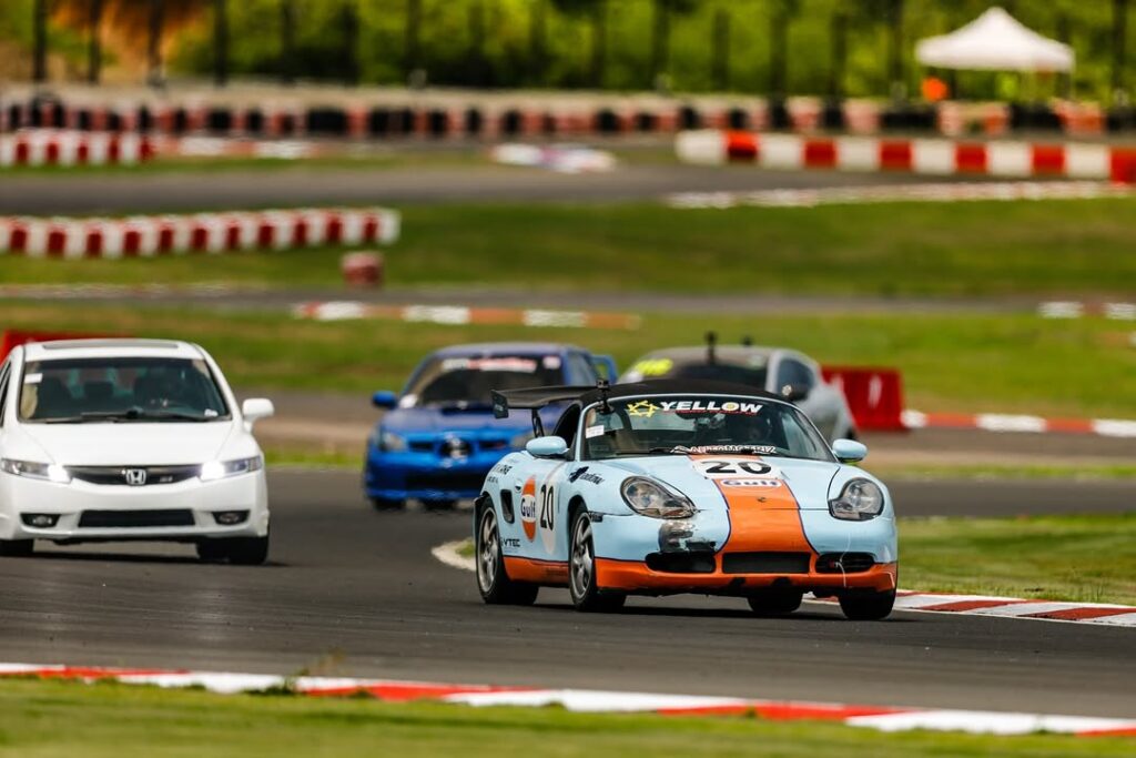 Autos dando la vuelta en el circuito de en el Autódromo de Sajalices de Capira