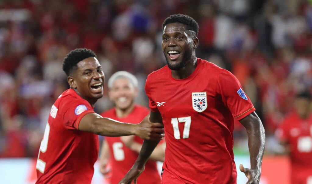 José Fajardo celebra con sus compañeros el gol anotado ante El salvador en el Cuscatlán.