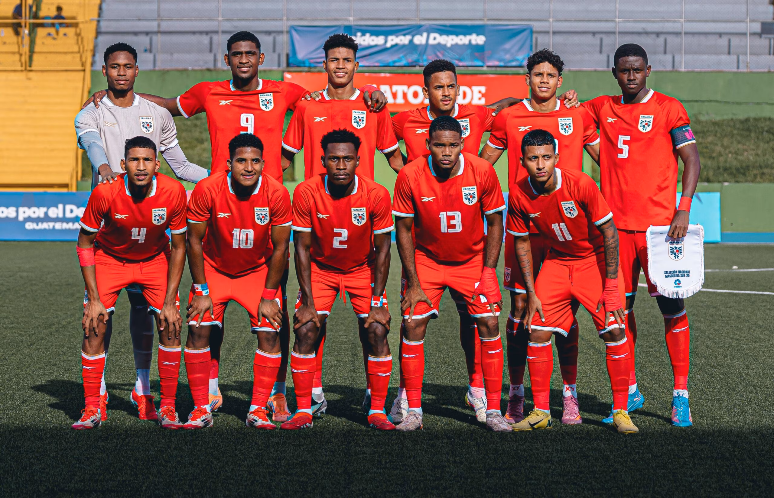Selección de Panamá posando para la foto después de clasificar a la final del futbol masculino de los Juegos Centroamericanos.