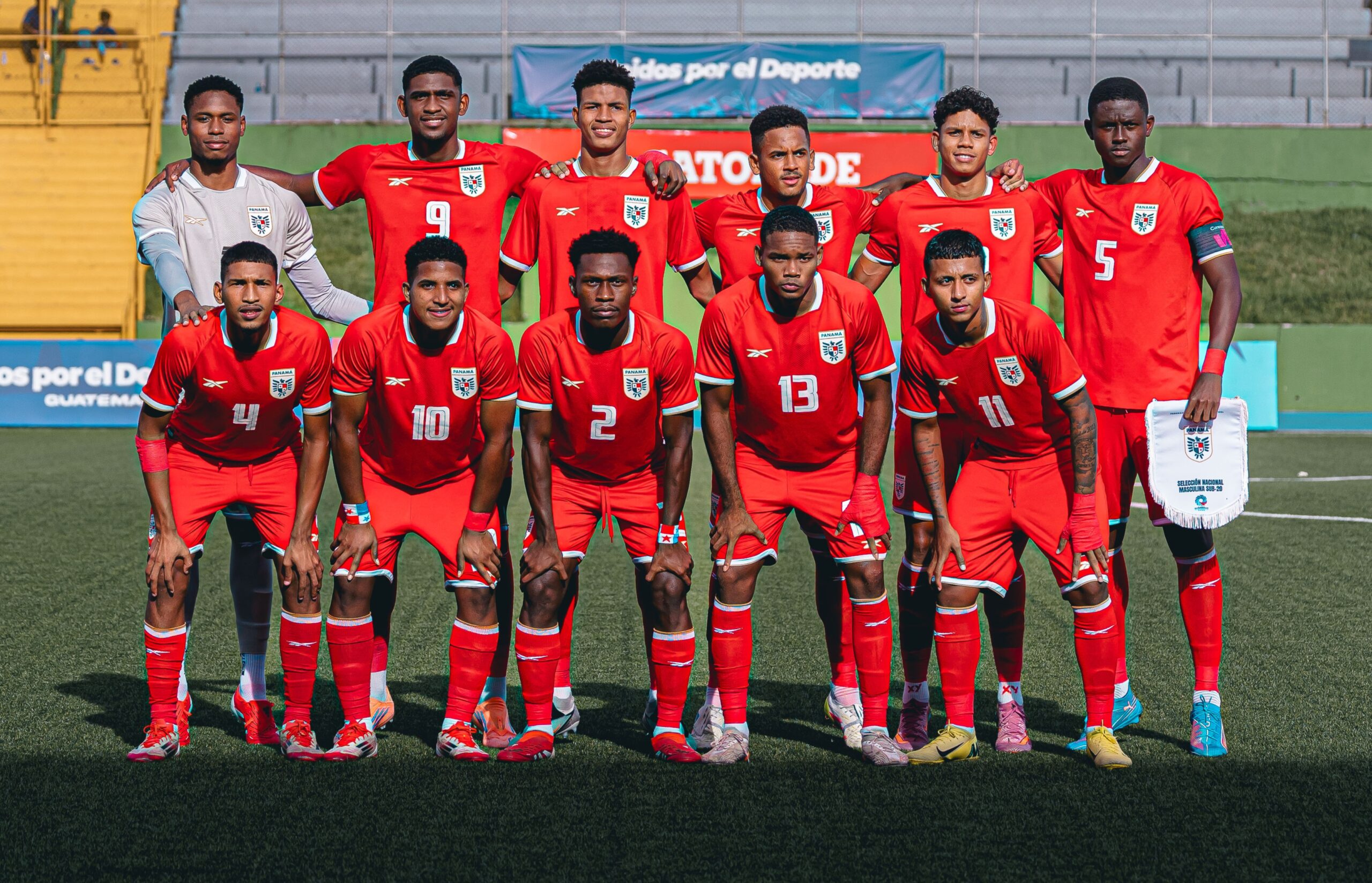 Selección de Panamá posando para la foto después de clasificar a la final del futbol masculino de los Juegos Centroamericanos.