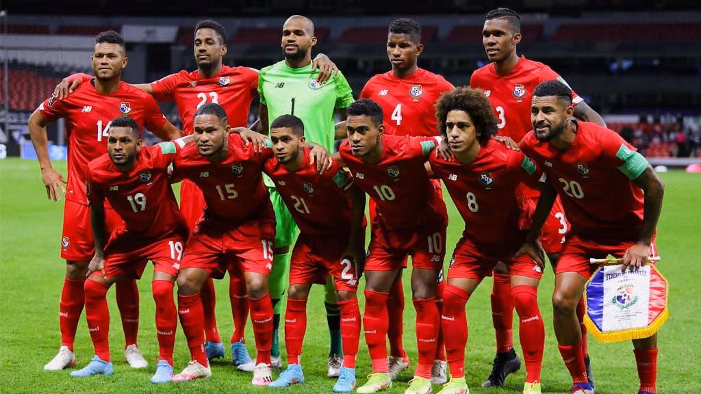 Selección de Panamá posa para la foto en la cancha previo al inicio del partido todos vestidos de rojo.