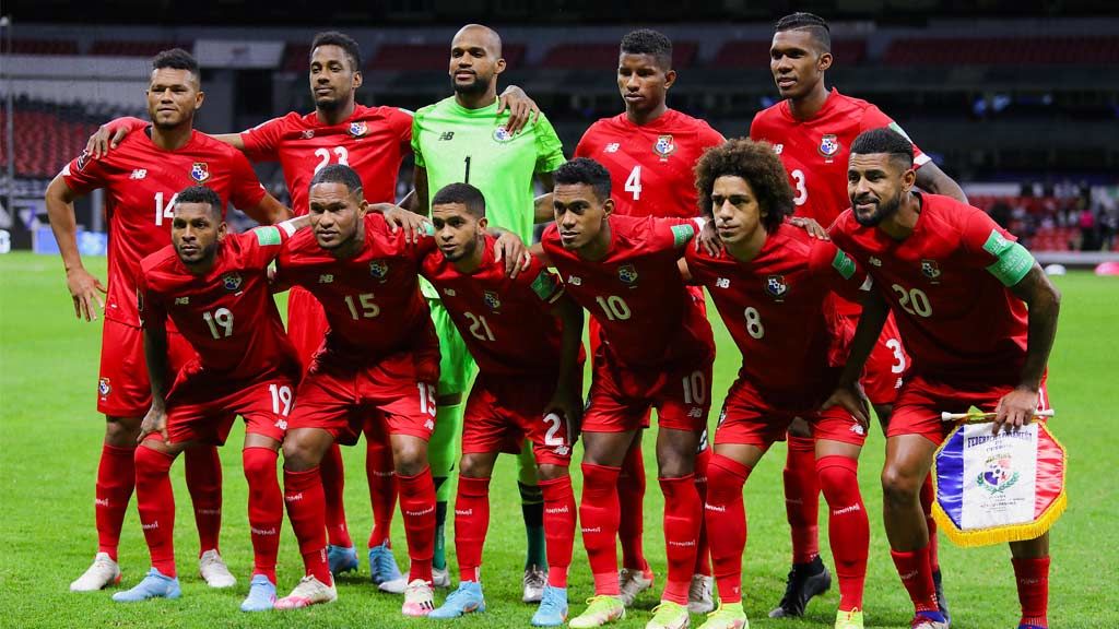Selección de Panamá posa para la foto en la cancha previo al inicio del partido todos vestidos de rojo.