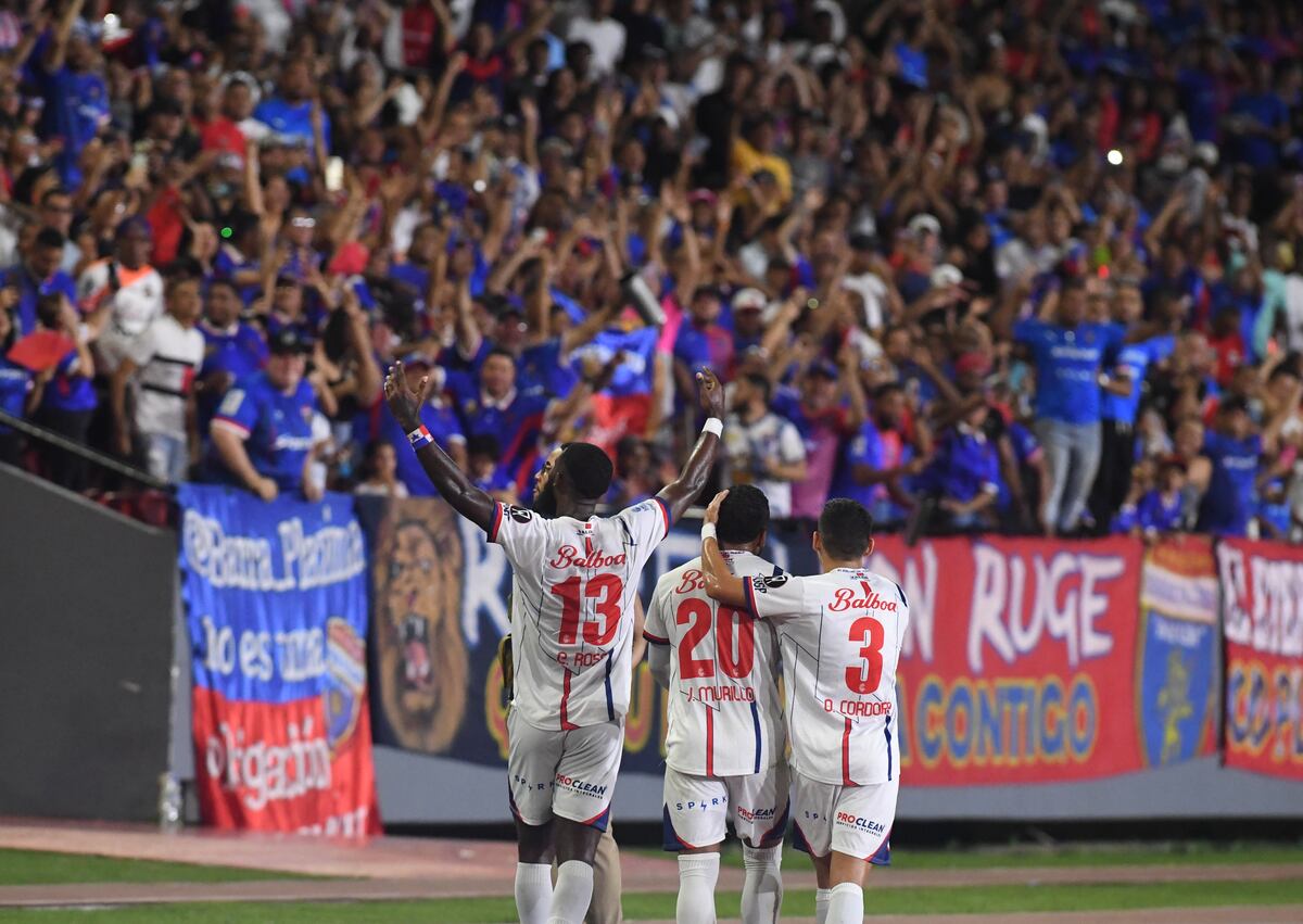 Jugadores plazinos agradeciéndole a la fanaticada por el apoyo en las gradas