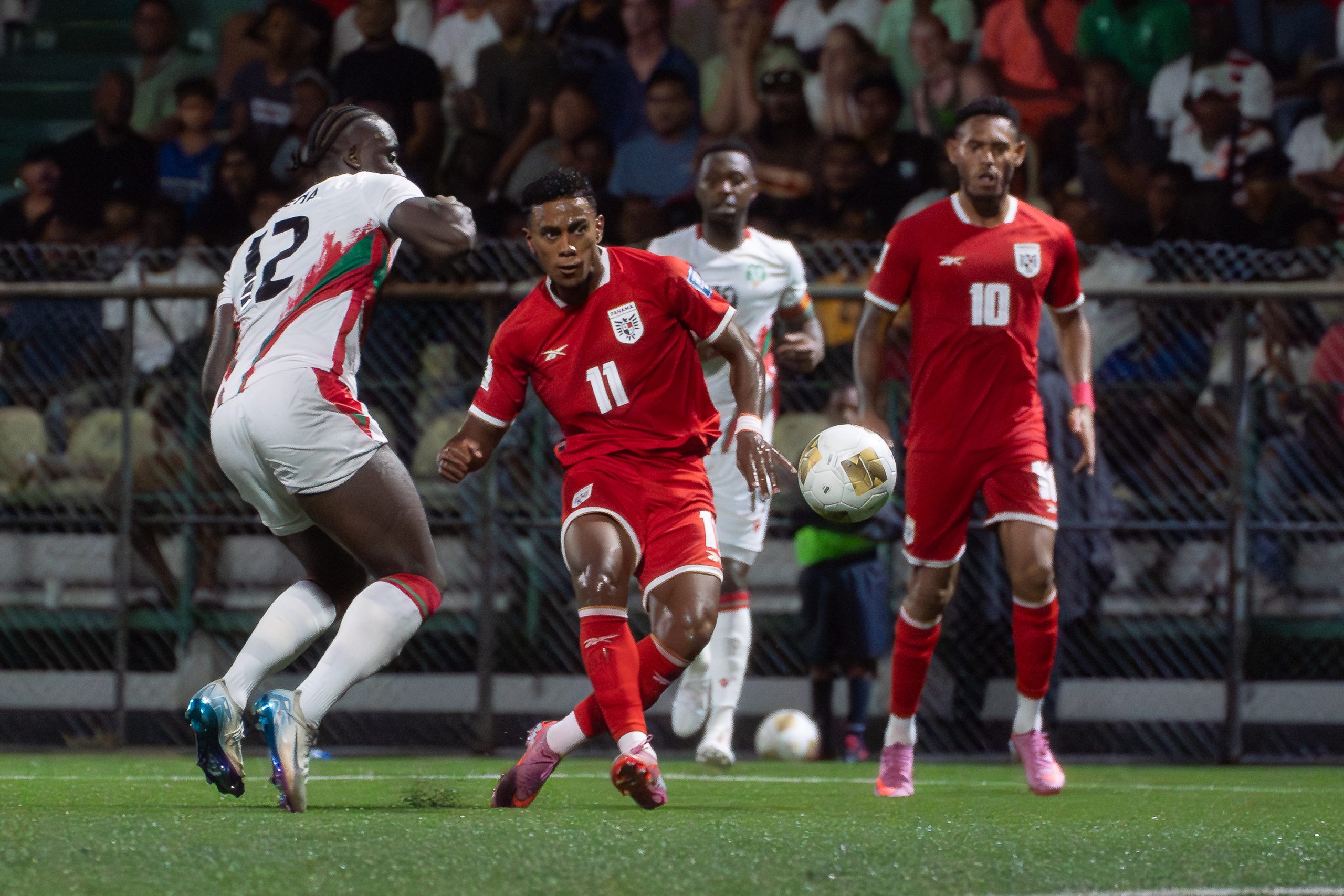 Jugadores de Panamá y Surinam disputándose la pelota en terreno de juego en el estadio Rommel Fernández.