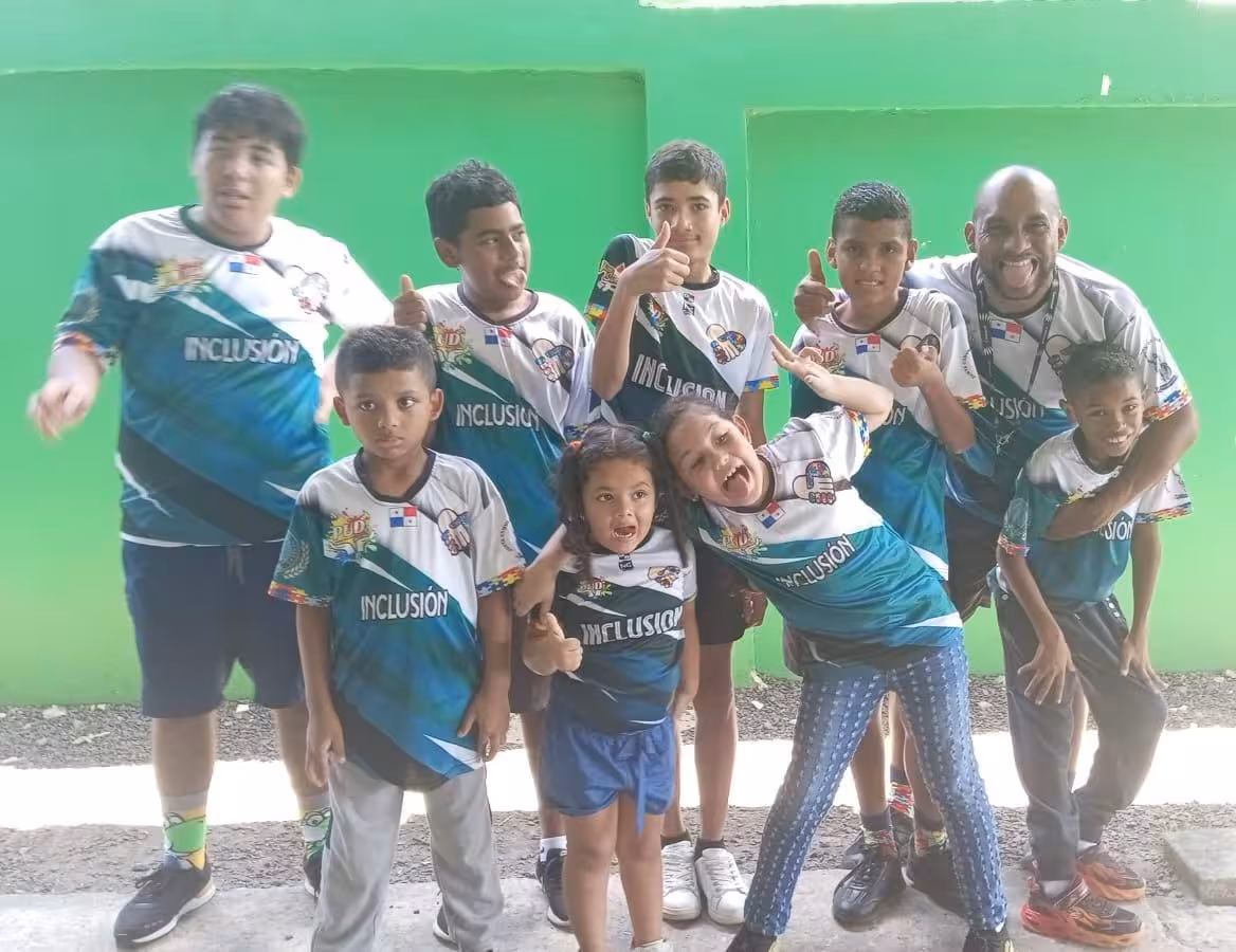 Niños del programa Unidos por la Inclusión Deportiva en La chorrera posan para la foto.