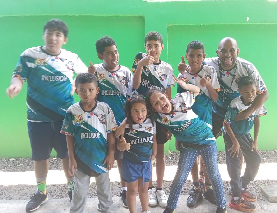 Niños del programa Unidos por la Inclusión Deportiva en La chorrera posan para la foto.
