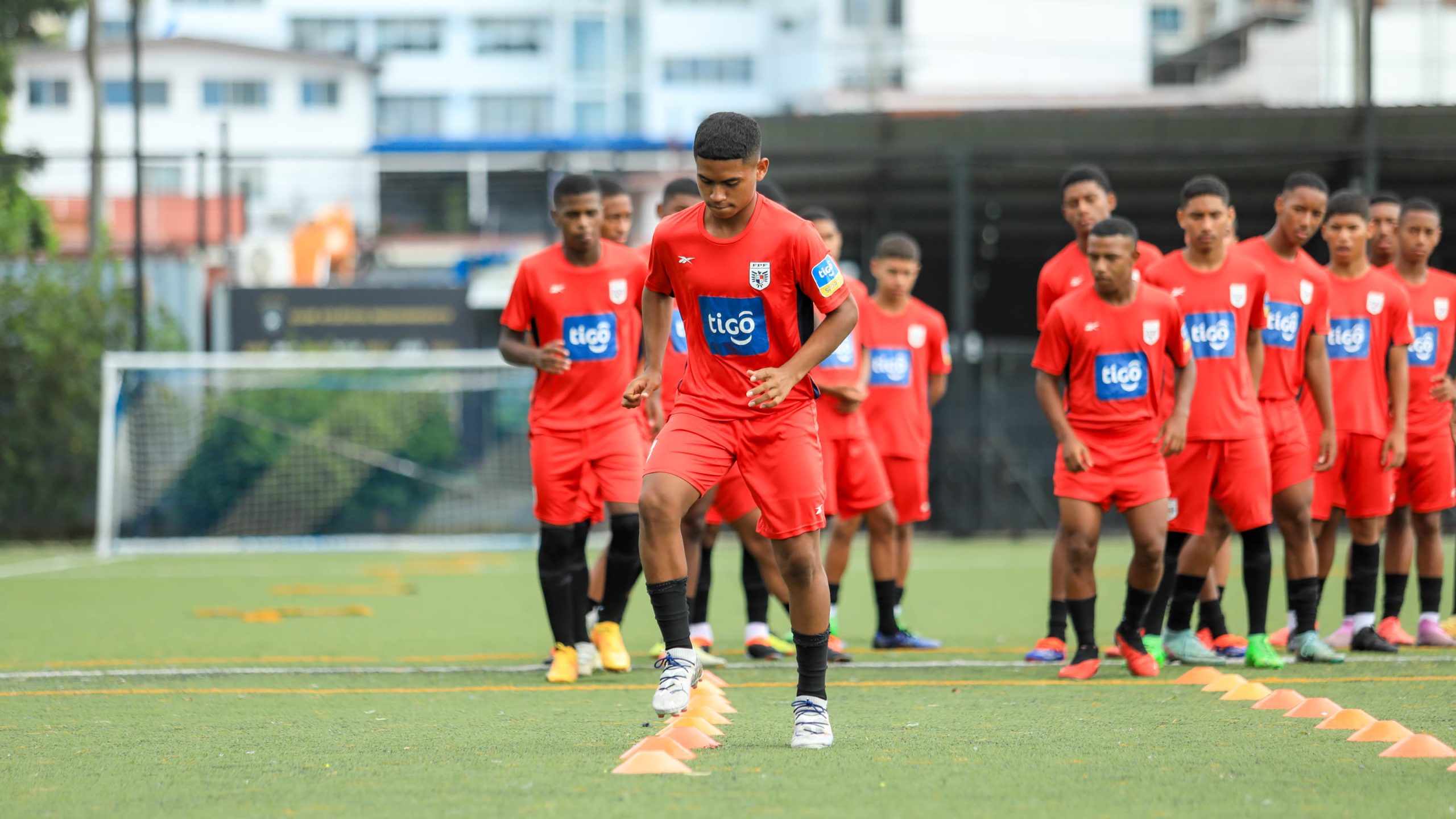 Selección panameña de fútbol sub 17 realizando entrenamiento como parte de su preparación para el Premundial.