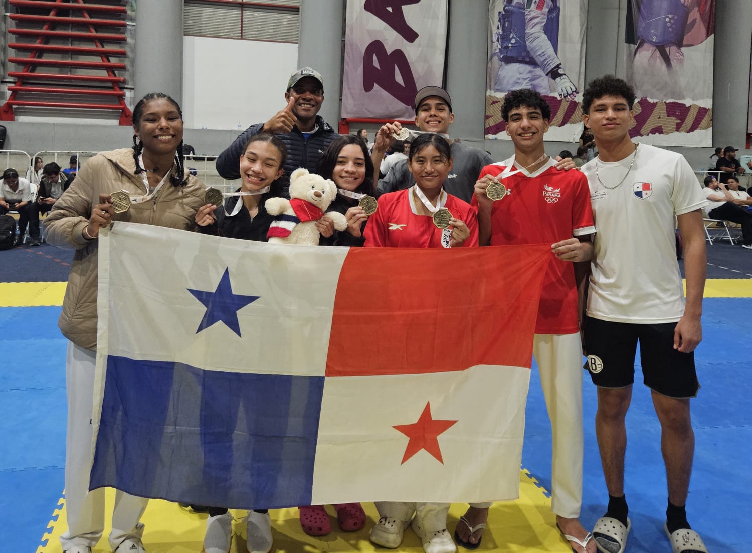 delegación de Taekwondo de Panamá posa con la bandera después de su participación en México.