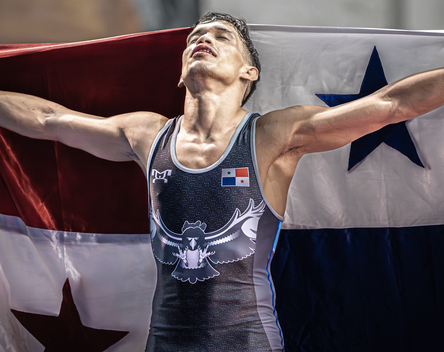 Atleta de lucha con la bandera de Panamá después de lograr la medalla en juegos Centroamericanos