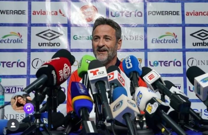 Thomas Christiansen dando sus declaraciones en conferencia de prensa previas al encuentro de esta noche ante El Salvador.